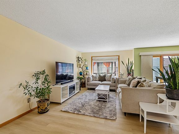4th image of 2505 Grand River Dr