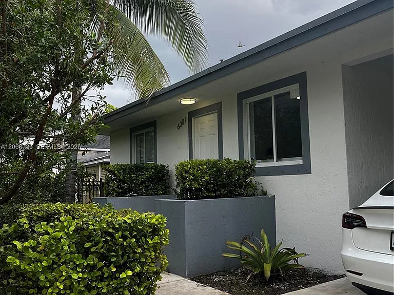 6301 NW 1st Pl — Photo 3
