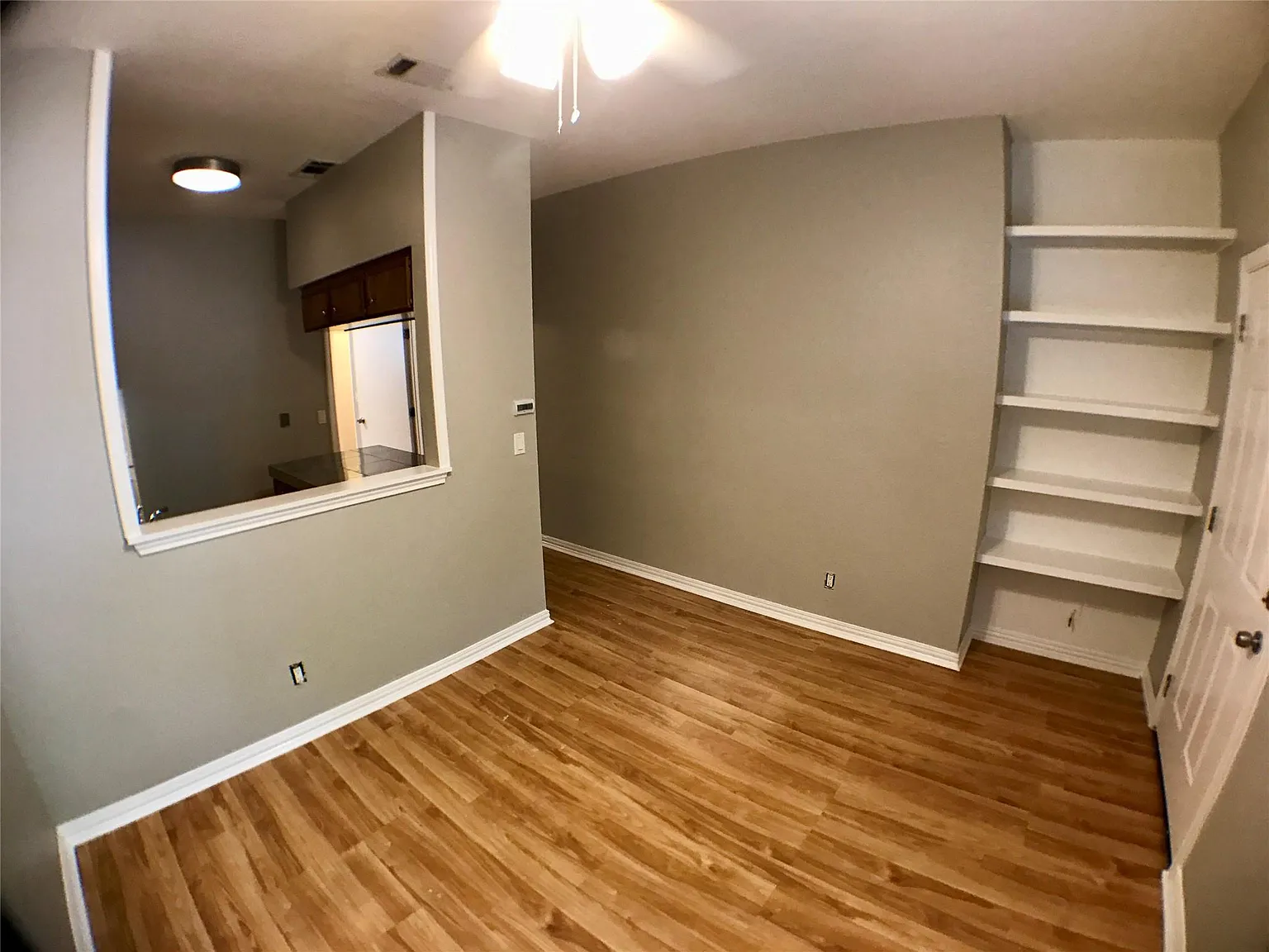 1 bed, 1.0 bath, 382 sqft, $1,000 — Photo 2