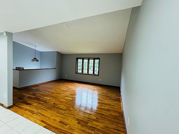 UPPER LEVEL LIVING ROOM