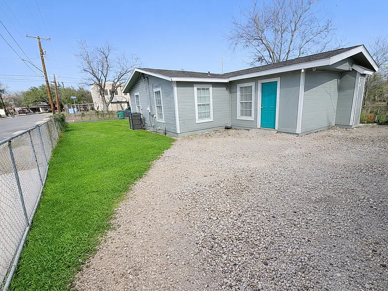 202 Orphan — Photo 11