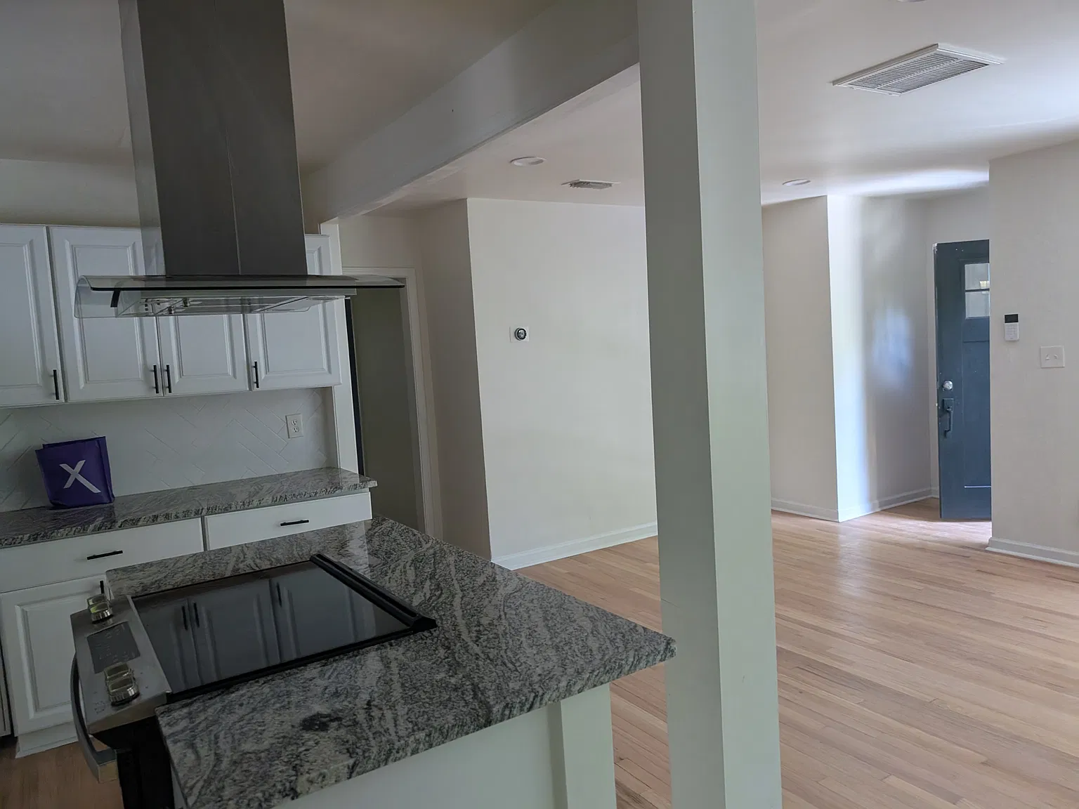 3 bed, 2352 sqft, $2,400 — Photo 4