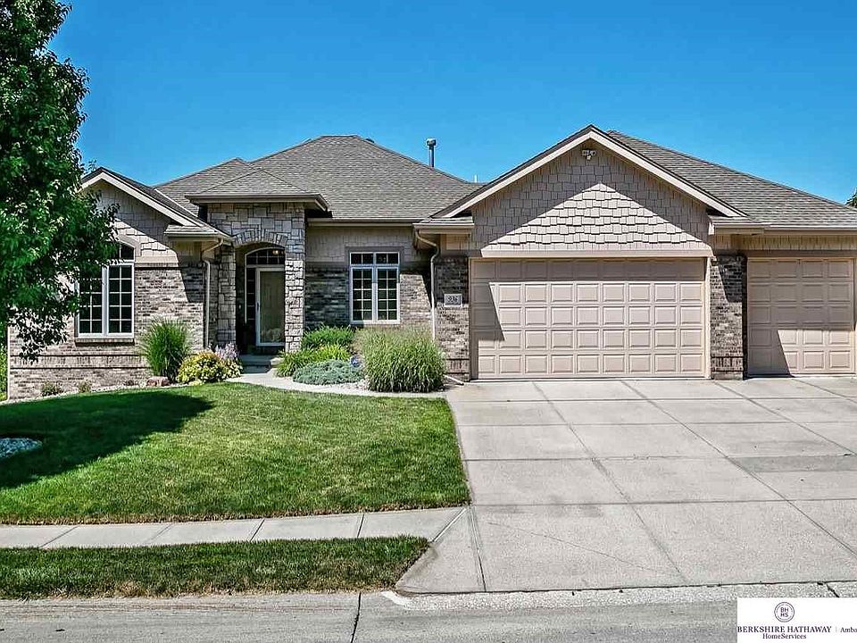 1st image of 936 S 180th Ave