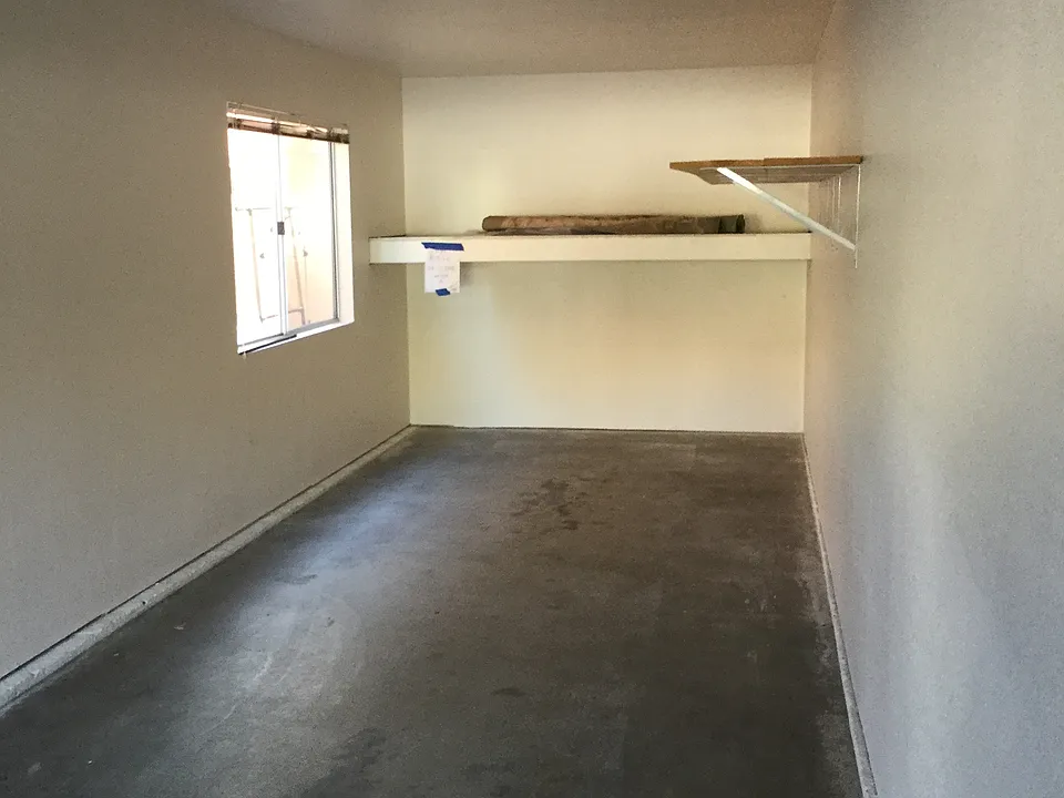 2 Car Tandem Garage w/window