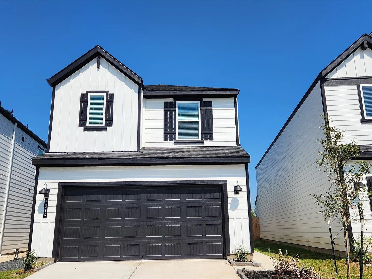 4 bed, 2.5 bath, 2046 sqft, $2,400 — Photo 2
