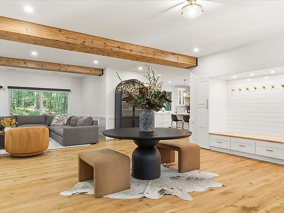 3rd image of 25 Meadowbrook Rd