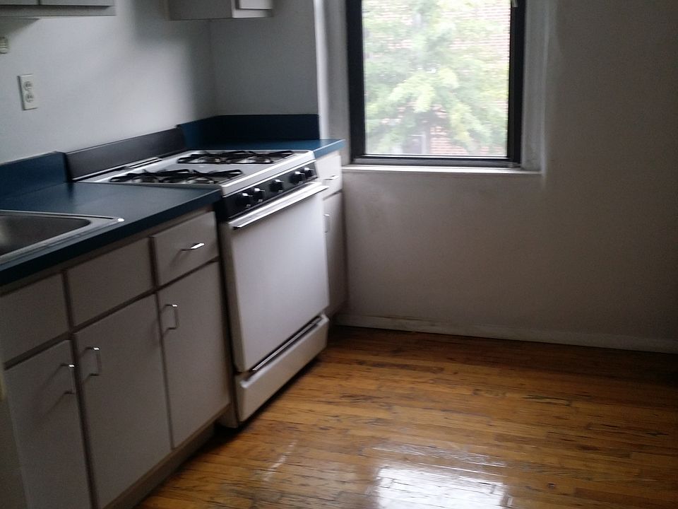 1st image of 4324 Greenpoint Ave #2