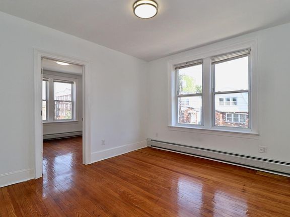 Living Room 2/2