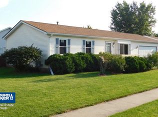 2404 Meadow Creek Dr, Sycamore, IL 60178