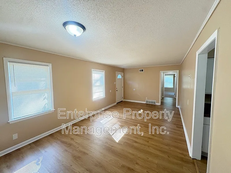 3 bed, 2.0 bath, 1069 sqft, $1,295 — Photo 4