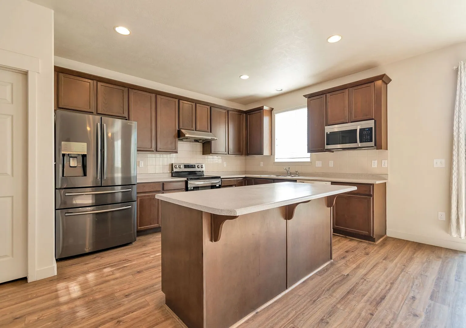 Spacious Lehi 2 Story W Attached 2 Car — Photo 3