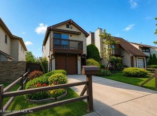 95 McArthur Ave, Staten Island, NY 10312