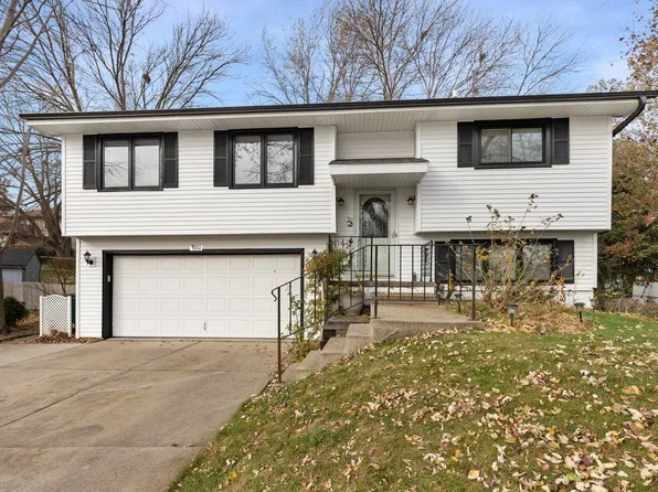 9110 Carpenter Circle Dr, Clive, IA 50325
