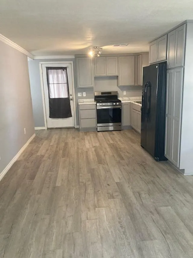 3 bed, $1,200 — Photo 2