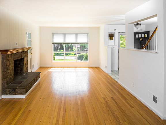 5th image of 102 Chittenden Ave