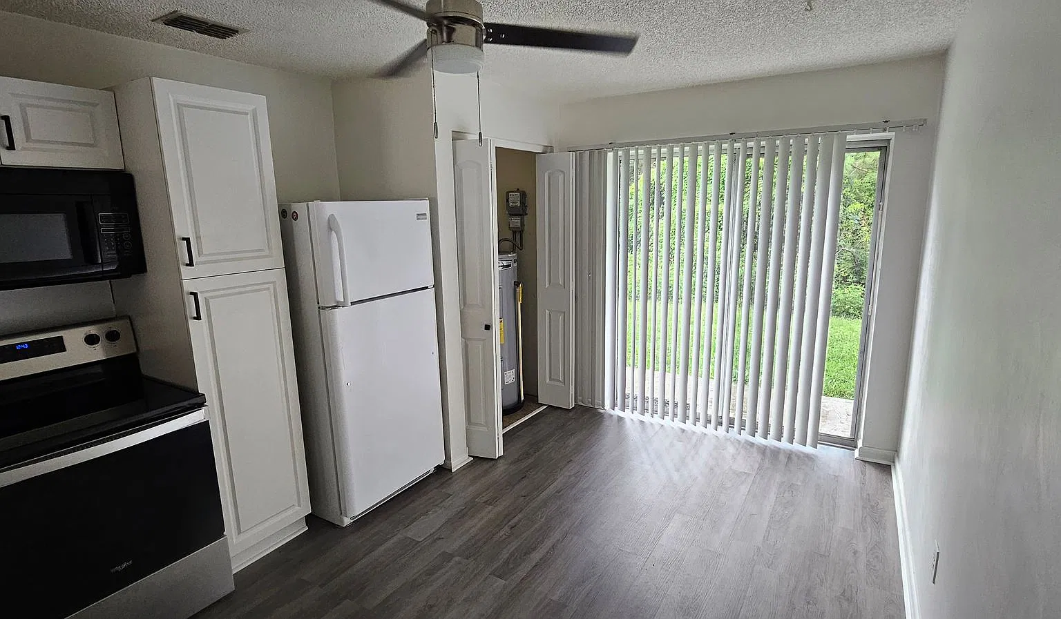 2/2 Bath Half Duplex with Single Car detached garage. — Photo 2