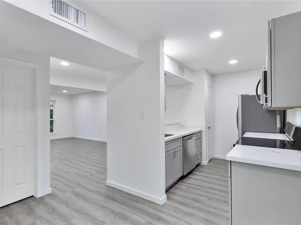 6111 Beverly Hill St #32, Houston, TX 77057