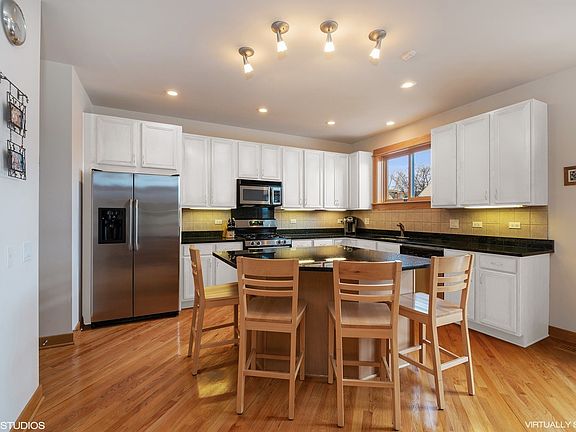4th image of 4141 N Narragansett Ave