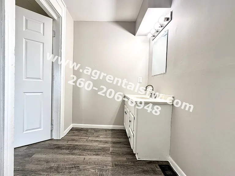 2720 Queen St — Photo 9