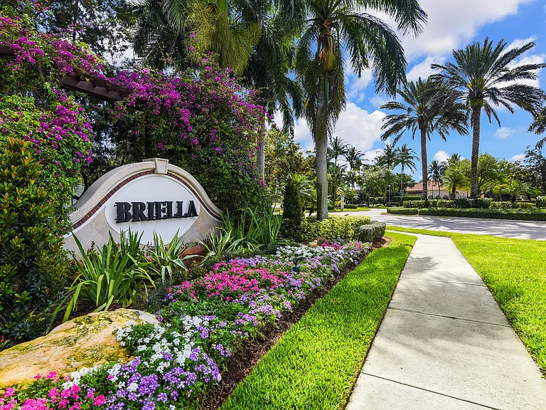 7392 Briella Dr — Photo 17