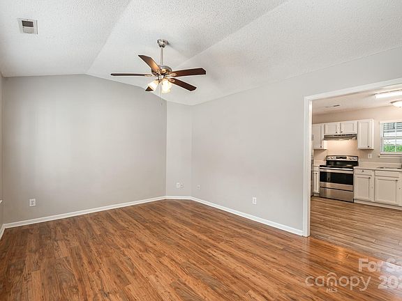 3rd image of 1923 Dietrich Ln