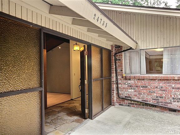 2nd image of 24735 SE Mirrormont Pl