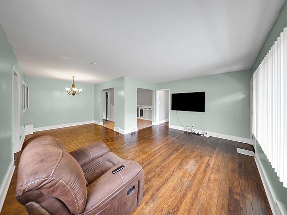 5th image of 818 Lynn Rd