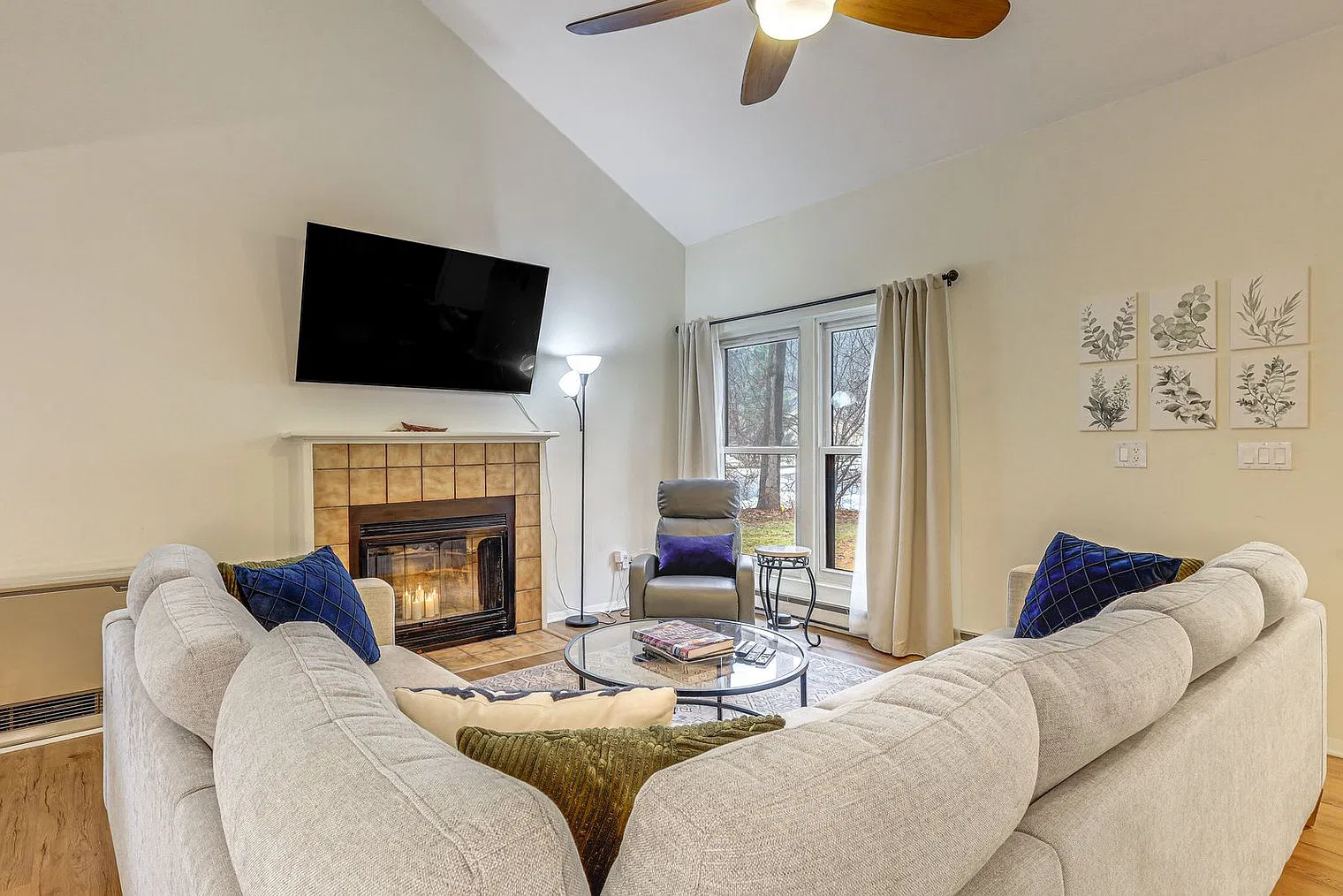2 bed, 1.0 bath, 1259 sqft, $3,667 — Photo 2