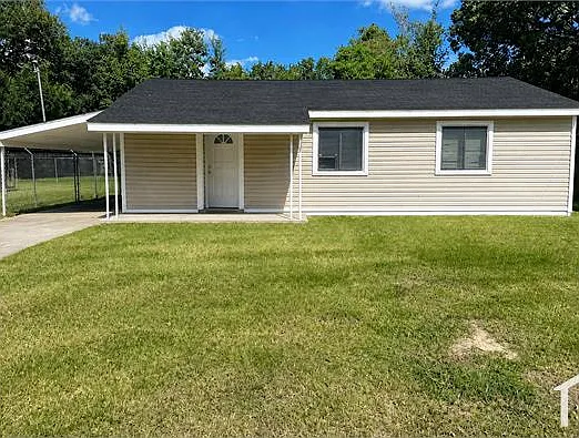 3 bed, 900 sqft, $1,300 — Photo 1