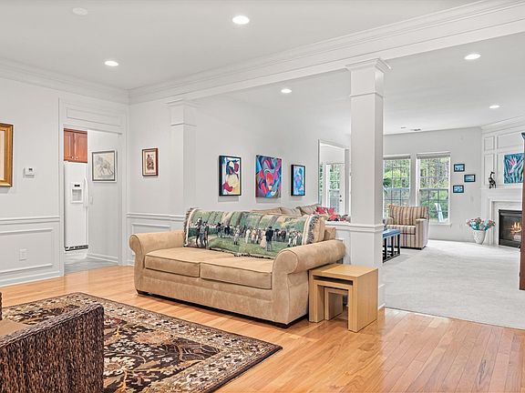 4th image of 85 Samantha Cir