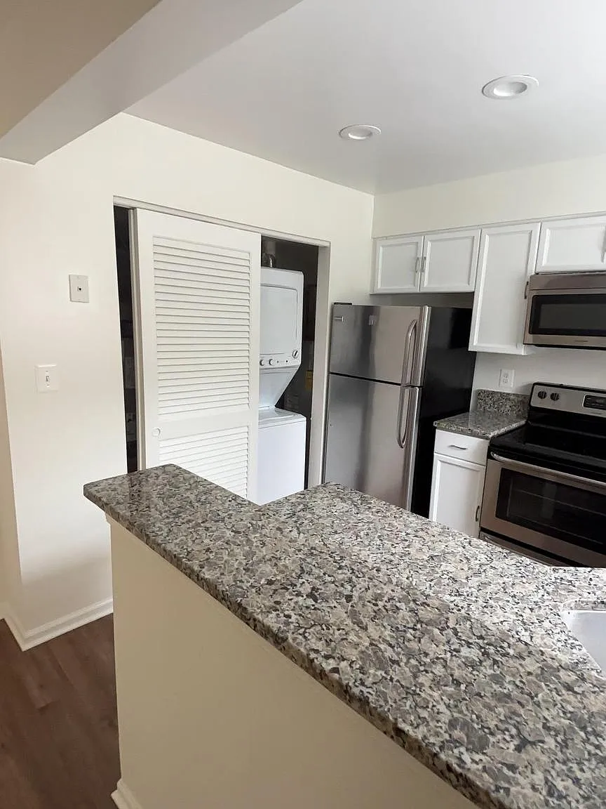 2 bed, 1.0 bath, 912 sqft, $2,395 — Photo 3