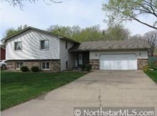 8484 Knollwood Dr, Mounds View, MN 55112