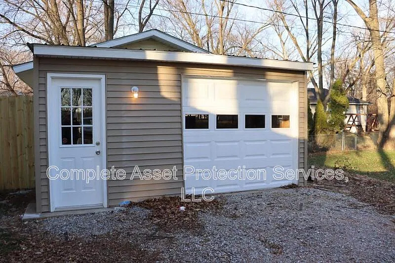 3 bed, 2.0 bath, 1318 sqft, $1,810 — Photo 2