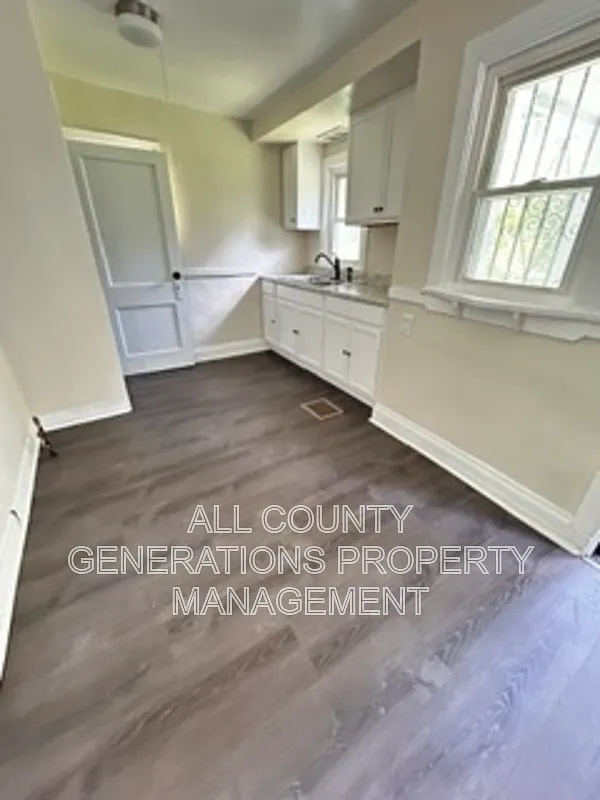 3 bed, 1.0 bath, 1152 sqft, $1,250 — Photo 3