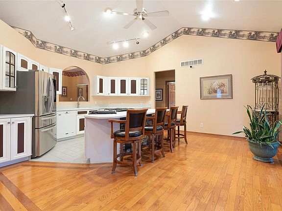 4th image of 701 Crestview Dr