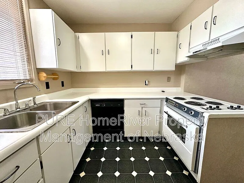 3 bed, 1.5 bath, 1338 sqft, $1,850 — Photo 3