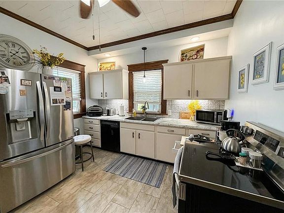 3rd image of 529 W 3rd St