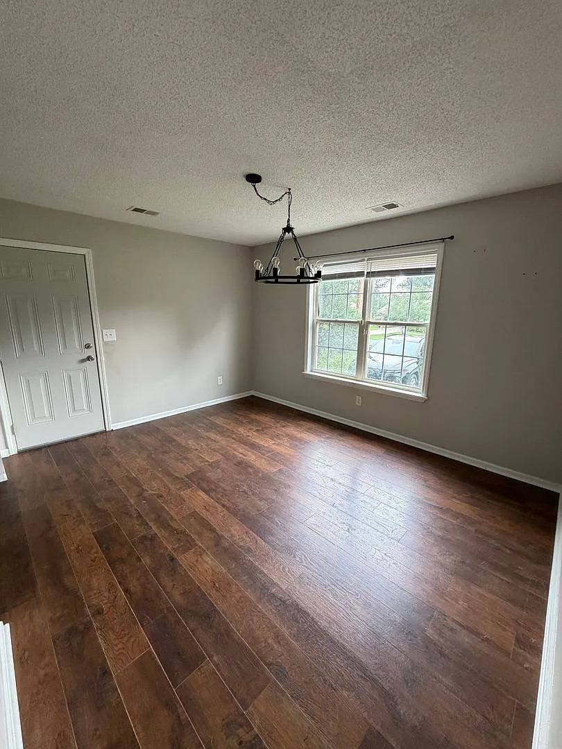3 bedrooms, large lot, updated interior! — Photo 3