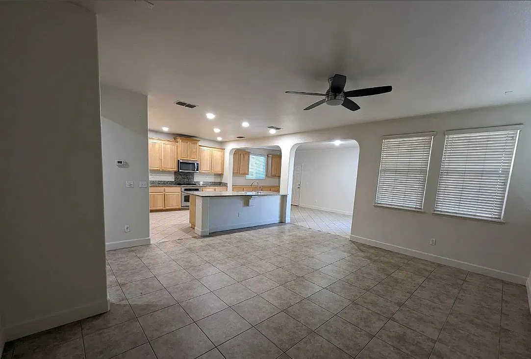 4 bed, 2327 sqft, $2,995 — Photo 3