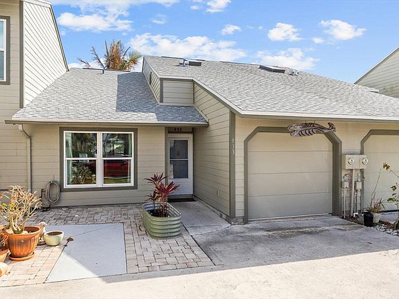 2nd image of 933 NE Sandalwood Place