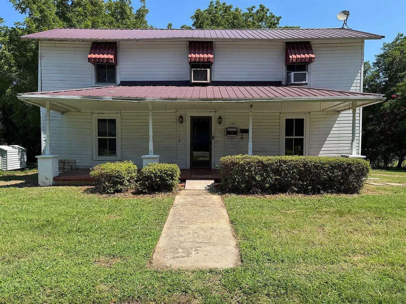 4 bed, 1.0 bath, 2600 sqft, $1,415 — Photo 1