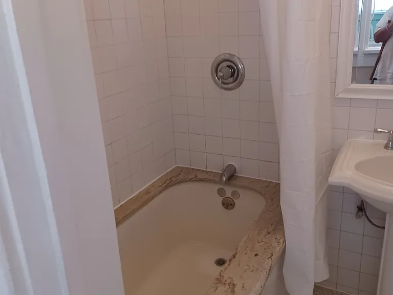 1727 N Alexandria Ave — Photo 14