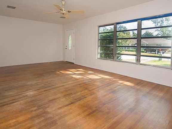 4th image of 11718 Hoyt Ave