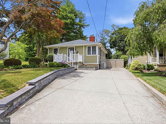 3rd image of 126 W Maple Ave