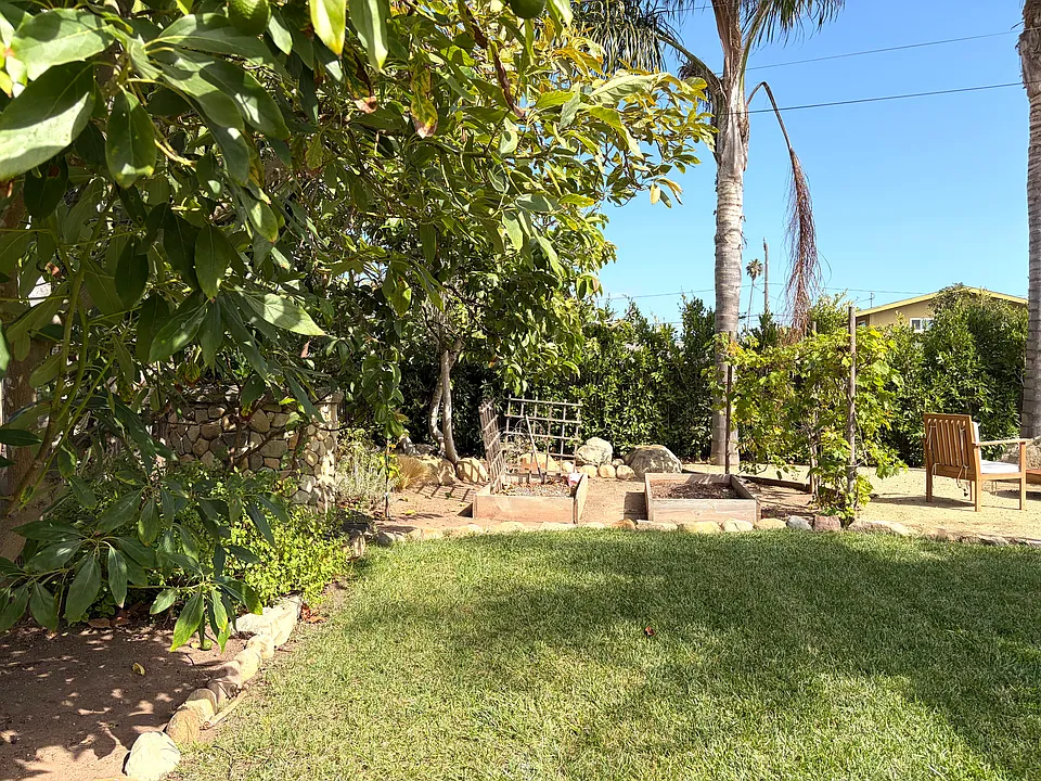 1370 Sterling Ave