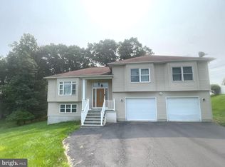 214 Oxford Cir, Stroudsburg, PA 18360