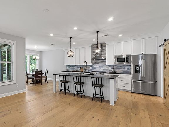 3rd image of 552 Belluno Ln