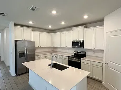 4 bed, 2040 sqft, $2,099 — Photo 3