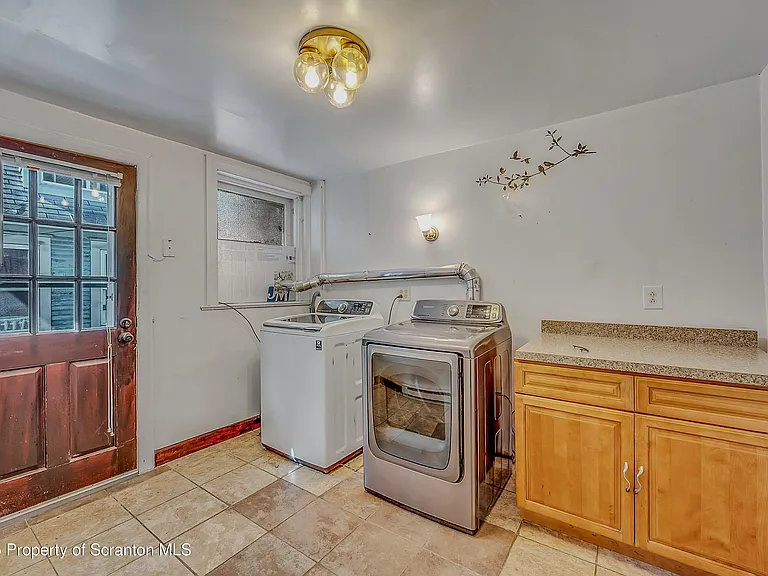 533 S Franklin St — Photo 26