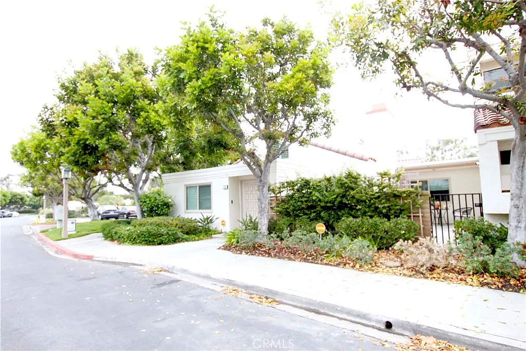 2 bed, 1282 sqft, $5,200 — Photo 2